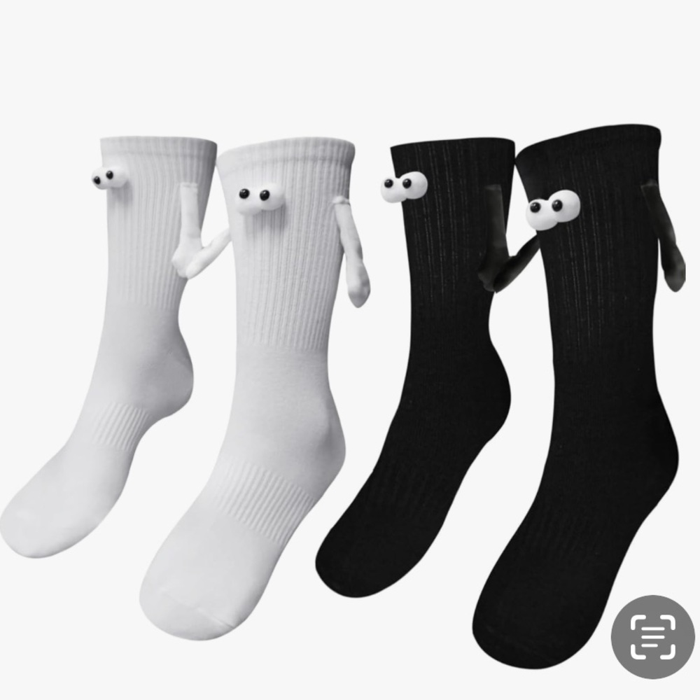 NEW MAGNETIC HAND HOLDING PLAYFUL SOCKS 2 PAIR WHITE AND BLACK